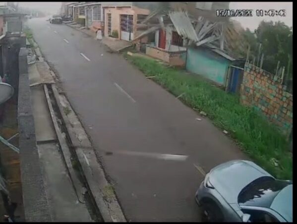 Ventania joga casa em cima das outras em Manacapuru ver vídeo