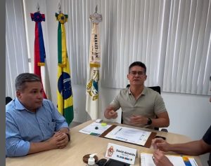 Prefeito David Almeida e o secretário Sérgio Fontes anunciam concurso para a Guarda Civil (Foto: Instagram/David Almeida)