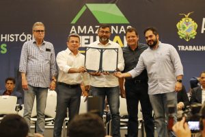 Governador Wilson Lima (ao centro) e vice-governador Tadeu de Souza (à esq.) lançam projeto habitacional (Foto: Secom)