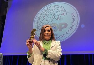 Jornalista Roseane Mota recebe o prêmio em São Paulo (Foto: Semdurb)