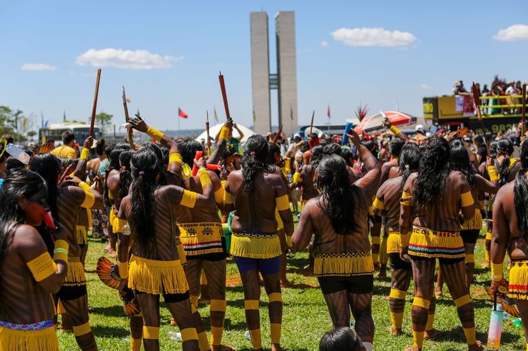 Mulheres indigenas marcham em Brasília em defesa de seus direitos (Foto: Fábio Rodrigues-Pozebonn/Agência Brasil)
