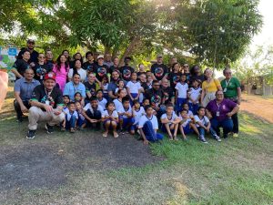 Primeira turma da Escola Santa Luzia, no Puraquequara, a participar do plantio de árvores nativas (Foto: Divulgação)