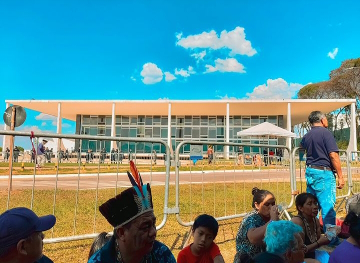 Indígenas de todo o país acompanham o julgamento no entorno do STF e na Praça dos Três Poderes (Foto: Apib/Instagram)
