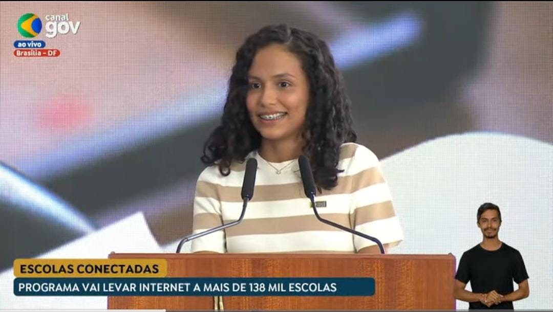 Manuela Herculano, aluna do ensino médio do Amazonas, abre com seu discurso, lançamento de programa nacional para a educação, no Palácio do Planalto (Foto: Reprodução/YouTube)