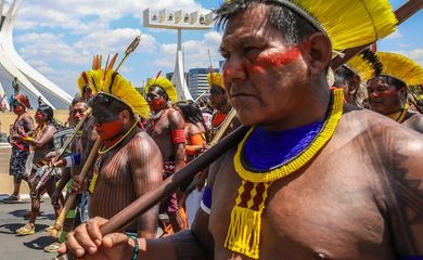 Indígenas protestam contra o marco temporal, em Brasília (Foto: Agência Brasil)