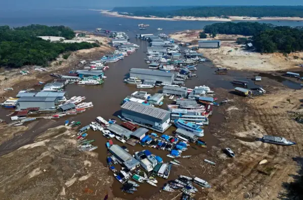 104479666-boats-are-seen-stranded-due-to-the-severe-drought-on-the-rio-negro-river-in-davi-marin