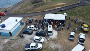 Moradores, autoridades e socorristas reunidos para estudar rotas de fuga em caso de inundação (Foto: Divulgação)