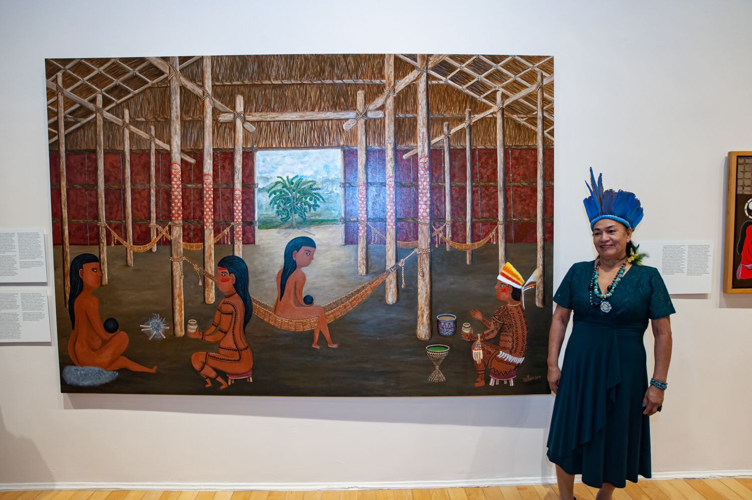 Duhigó e uma de suas obras (nascimento de sua irmã) em exposição no MASP (Foto: Divulgação)