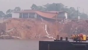 Imagem mostra parte do prédio sendo arrastado junto com o barranco (Foto: Reprodução vídeo)