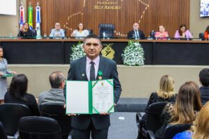 Professor Nardson de Sousa foi um dos homenageados pelo presidente Roberto Cidade (Foto: Divulgação/Aleam)