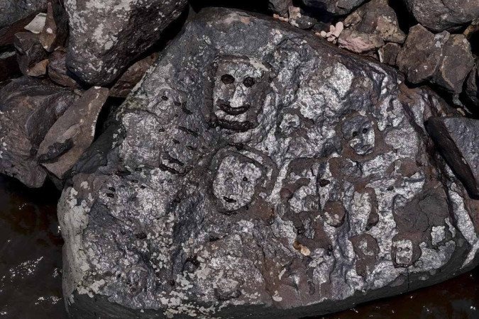 Em Manaus, rostos humanos foram gravados em pedras, na Ponta das Lajes (Foto: AFP)