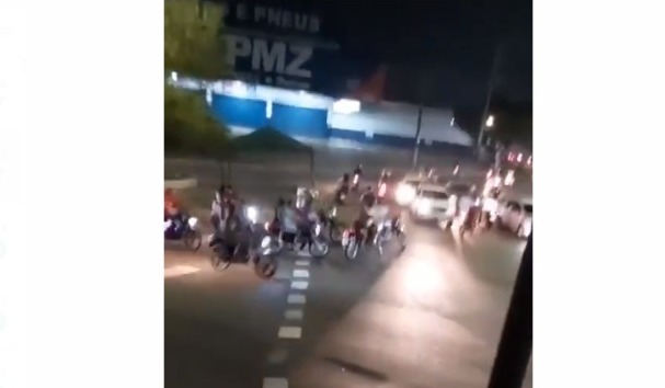 Motoqueiros entram na contramão na bola em frente ao Hospital Francisca Mendes