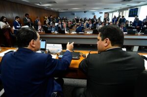 Eduardo Braga (esq.) e Davi Alcolumbre, na votação da PEC da reforma tributária, nesta terça, no Senado (Foto: Geraldo Magela/Agência Senado)