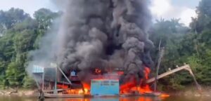 Dragas foram incendiadas na operação no Vale do Javari (Foto: reprodução video)