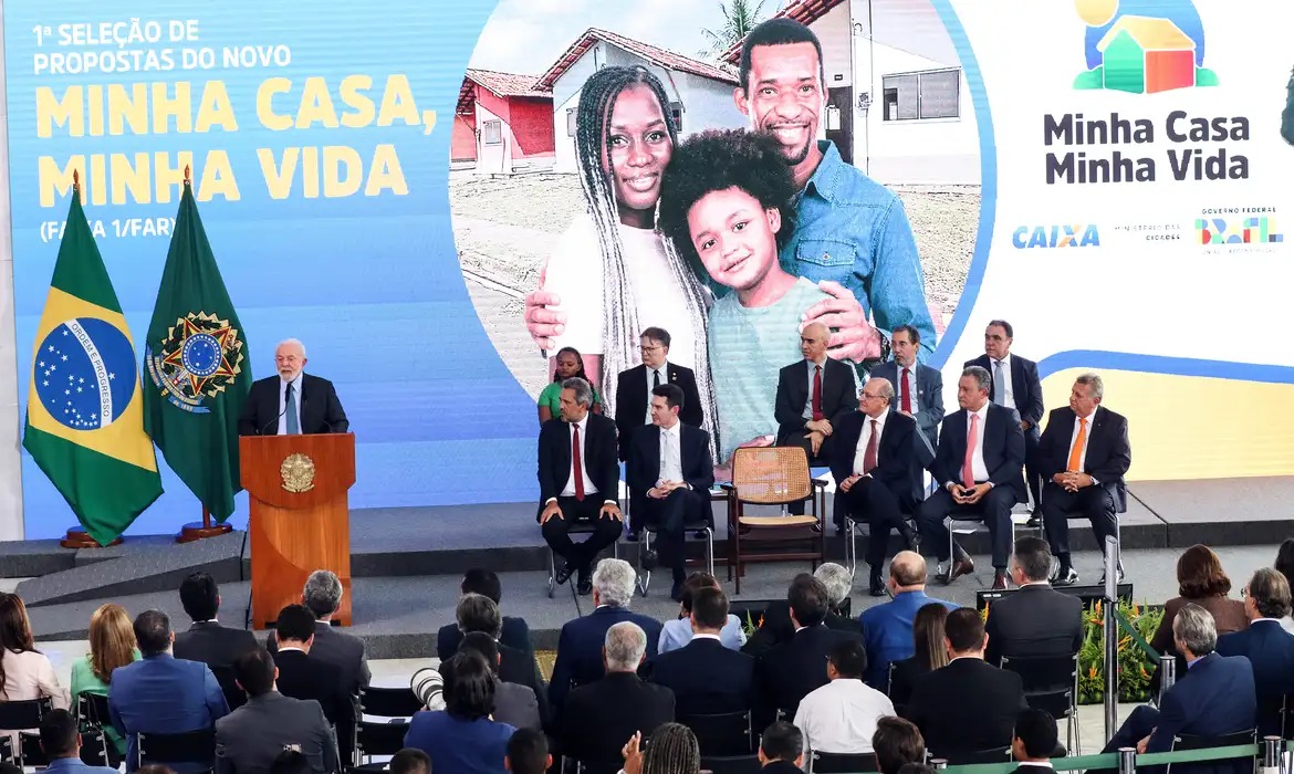 Presidente Lula, ministros, governadores e prefeitos participaram do lançamento da nova etapa do Minha Casa, Minha Vida (Foto: Valter Campanato/Agência Brasil)