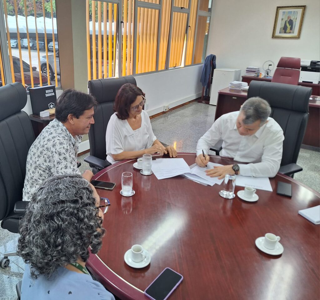 Superintendente Bosco Saraiva assina documento que confirma a notoriedade de Autazes na produção de queijos (Foto: Suframa)