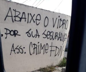 Facção criminosa deixa recado em muro na Zona Norte de Manaus (Foto: Reprodução/internet)
