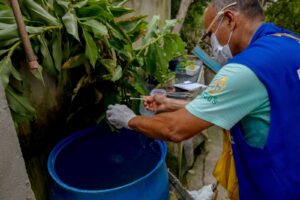 Técnico faz coleta de água em camburões para controle do mosquito da dengue (Foto: Semcom)