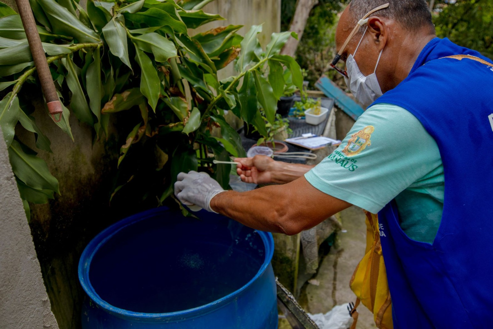 Técnico faz coleta de água em camburões para controle do mosquito da dengue (Foto: Semcom)