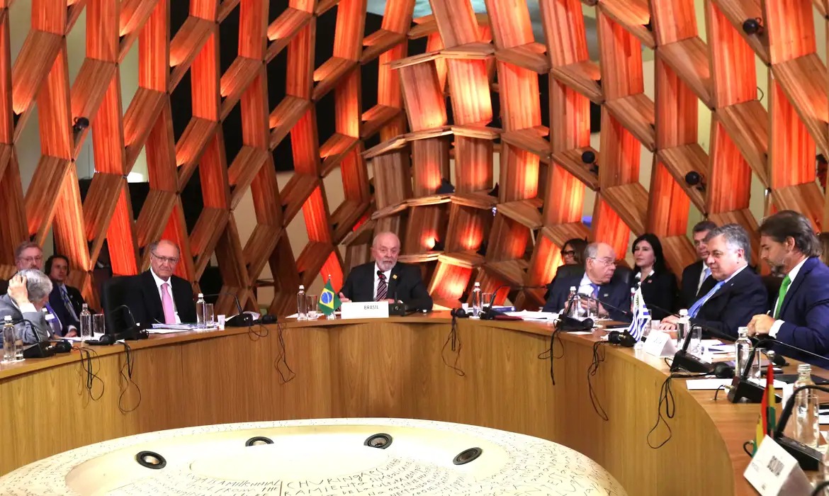 Presidente Lula (ao centro) com ministros na cúpula do Mercosul (Foto: Tânia Rego/Agência Brasil)