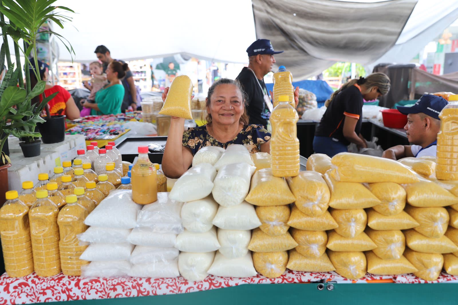 Produtora de farinha apresenta seus produtos na Expoagro (Foto: Secom)