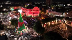 Decoração natalina no Largo São Sebastião (Foto: SEC)