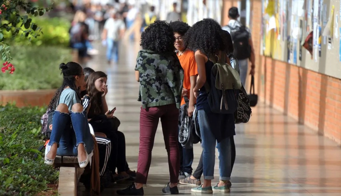 Adolescentes em escola do ensino médio (Foto: Marcello Casal Jr. /Agência Brasil)