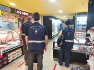 Fiscais da Visa Manaus vistoriam açougue em um dos supermercados (Foto: Semcom)