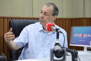 Senador Omar Aziz em entrevista a rádio local, em Manaus (Foto: Divulgação)