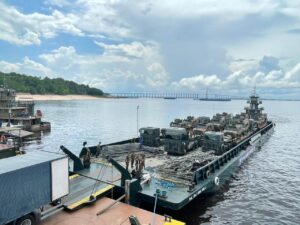 Desembarque dos equipamentos do Exército Brasileiro, em Manaus (Foto: CMA)