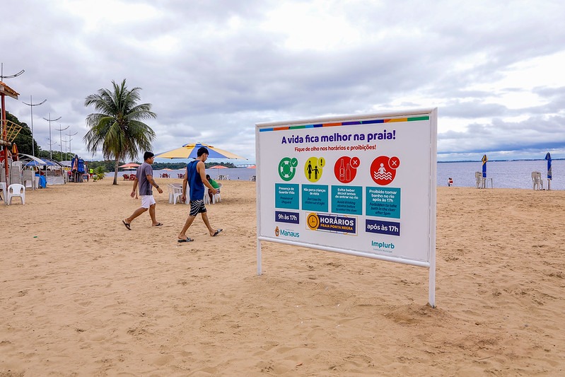 Placas espalhadas pela areia avisam da proibição e das regras de uso da praia (Foto: Semcom)