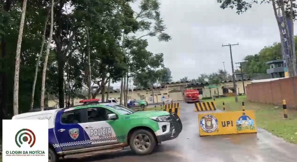 Viaturas da Polícia Militar e do Corpo de Bombeiros em frente à Unidade Prisional de Itacoatiara (Foto: Reprodução/transmissão ao vivo)