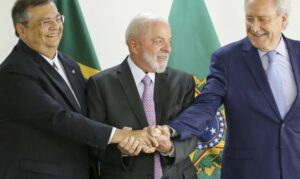 Ministro Flávio Dino, Lula e ministro Ricardo Lewandowski no anúncio na manhã desta quinta (Foto: Marcelo Camargo/Agência Brasil)