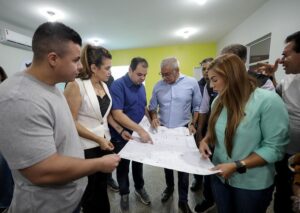 Governador Roberto Cidade e deputados avaliam o projeto da nova unidade de saúde (Foto: Secom)