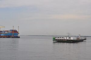 Na seca, barcos menores faziam o desembarque dos contêineres dos grandes navios, para a ZFM (Foto: Divulgação/Sindarma)