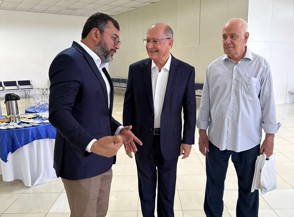 Wilson Lima, Geraldo Alckmin e Serafim Corrêa, no aeroporto, na manhã deste domingo (Foto: Secom)