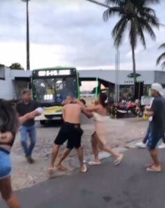 Briga de homens e mulheres no meio da avenida (Foto: Reprodução do vídeo)