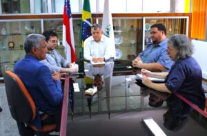 Superintendente da Suframa, Bosco Saraiva e a delegação canadense (Foto: Divulgação)