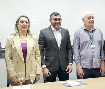 Governador Wilson Lima (centro), secretário Serafim Corrêa e diretora da Fapeam, Márcia Perales no lançamento dos editais (Foto: Secom)