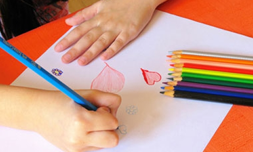 m_escola-criança-desenhando