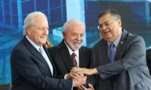 Lewandowski, Lula e Flávio Dino na posse no Ministério da Justiça (Foto: Flávio Pozzebon/Agência Brasil)