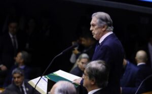 Senador Luciano Bivar leu a mensagem do presidente Lula (Foto: Agência Câmara)