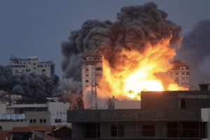 Imagem mostra bombardeio de cidade na Faixa de Gaza (Foto: Reprodução/internet)