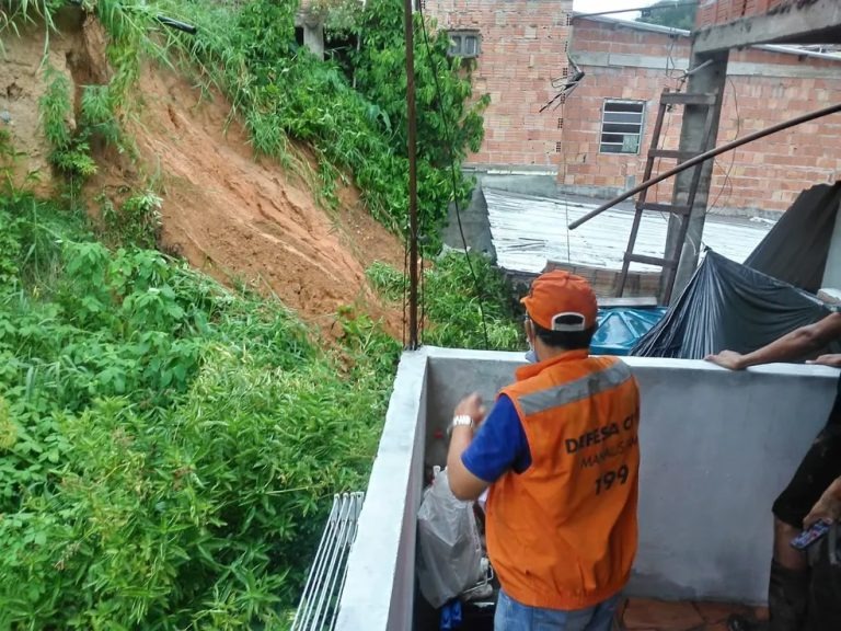 Defesa Civil atua em deslizamento de barranco, em Manaus (Foto: SEmcom)