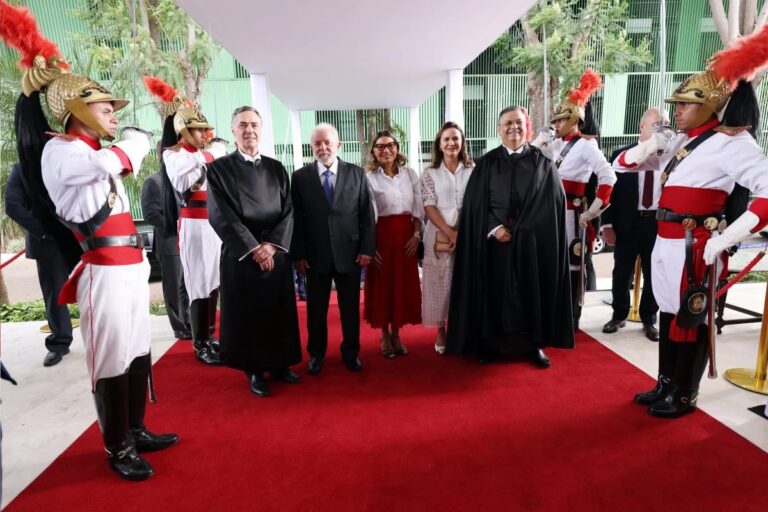 Presidente Lula, Janja e o ministro Flávio Dino no tapete vermelho do STF, na cerimônia oficial de posse (Foto: Antonio Augusto/SCO/STF)