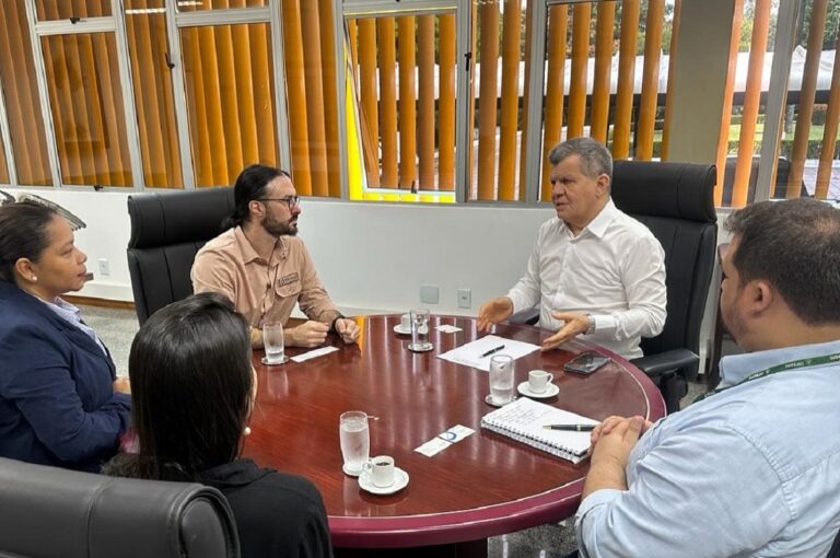 Bosco Saraiva (de branco) e os diretores da Amesolar debatem o uso de energia solar no Estado (Foto; Divulgação)