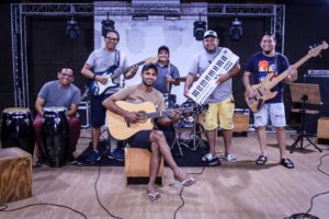 Cantor Leandro Negreiros e sua banda se apresentam no sábado, no bairro Armando Mendes (Foto: Divulgação)