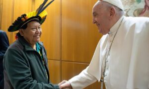 Davi Kopenawa e o Papa Francisco, em encontro no Vaticano (Foto: Divulgação/Vaticano)