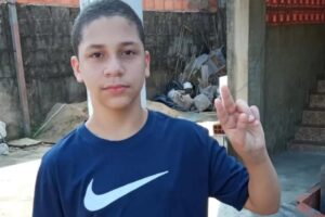 O adolescentes Carlos Teixeira morreu após ser espancado pelos colegas de escola (Foto: Reprodução/redes sociais)