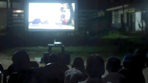 Cinema em praça pública nas comunidades ribeirinhas (Foto: Divulgação)